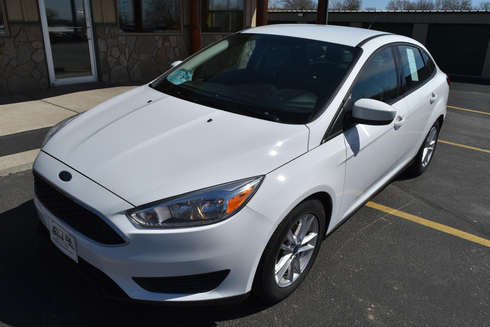 2018 White /Black Ford Focus SE (1FADP3F22JL) with an 2.0L I-4 GDI TI-VCT engine, 6-Speed Powershift Automatic transmission, located at 1600 E Hwy 44, Rapid City, SD, 57703, (605) 716-7878, 44.070232, -103.171410 - Photo#2